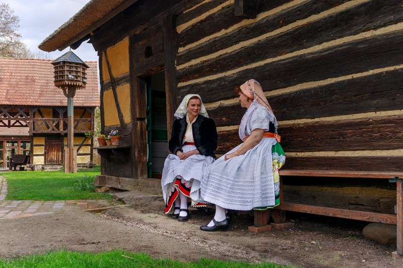 Frauen im Tracht vor dem Taubenschlag im Freilandmuseum Lehde 